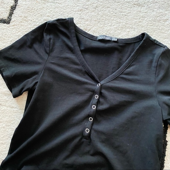 BOOHOO Black Vneck Button Front Crop T-shirt Top - Picture 3 of 6
